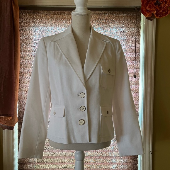 Latina Other - Latina white 2 piece ladies cropped Gaucho pants suit, excellent condition!